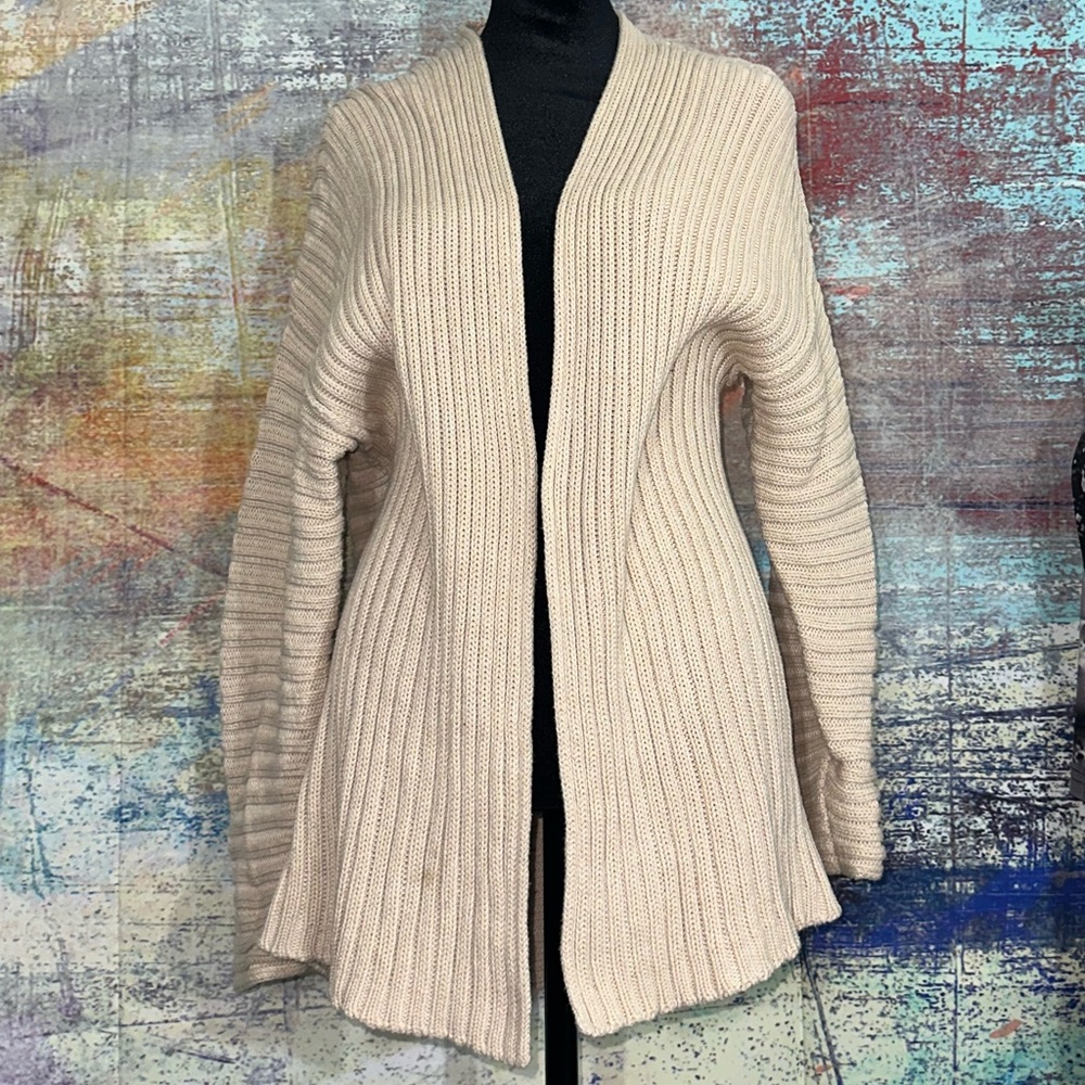 Urban Outfitters Woman’s open front sweater. Beige. Size Small